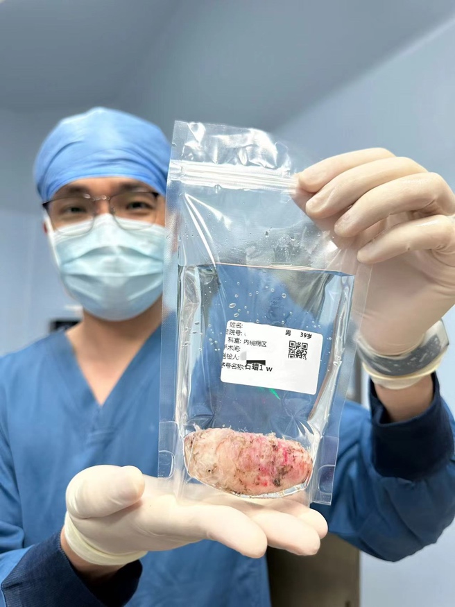圖片包含 人, 女人, 食物, 男人

描述已自動(dòng)生成