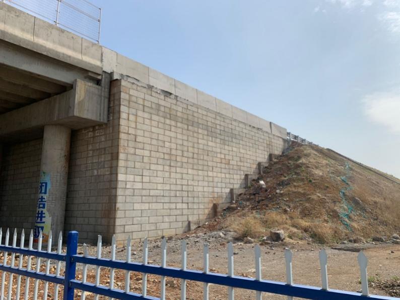 圍欄里的建筑

中度可信度描述已自動(dòng)生成