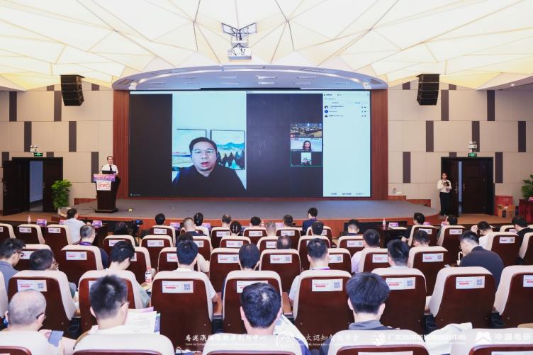 A person giving a presentation to a group of people

Description automatically generated