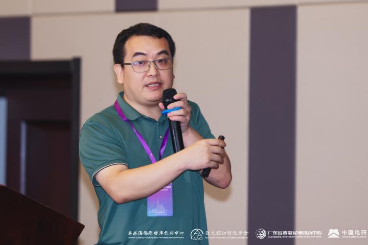 A person holding a microphone

Description automatically generated