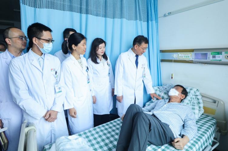 一群男人和女人在床上

中度可信度描述已自動生成