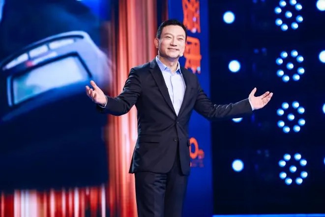 舞臺上穿西裝的男人

描述已自動生成