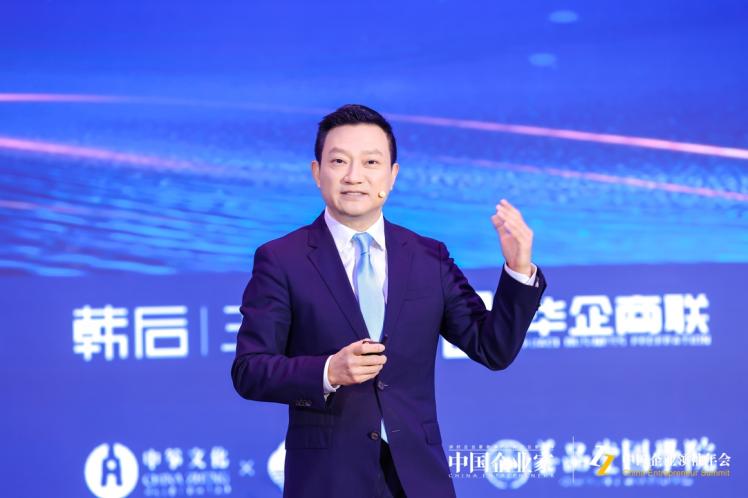 穿著西裝筆挺的男子與配字的男人

描述已自動生成