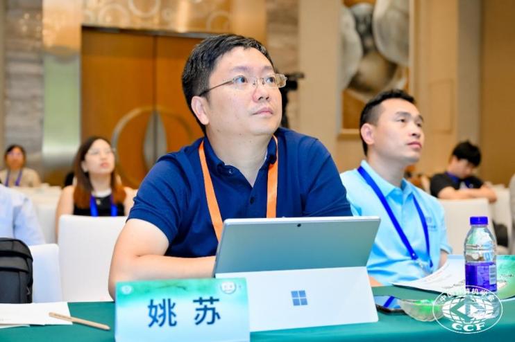 人拿著筆記本電腦的桌子前

AI 生成的內(nèi)容可能不正確,。