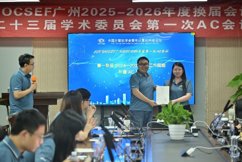 一群人在餐廳的桌子前

AI 生成的內(nèi)容可能不正確,。
